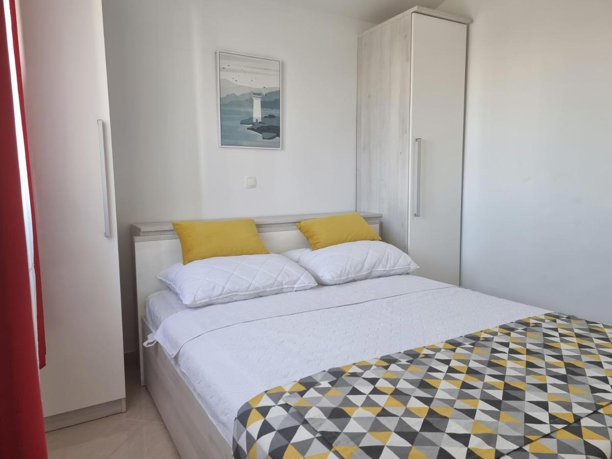 Apartments Ana Новаля Екстериор снимка
