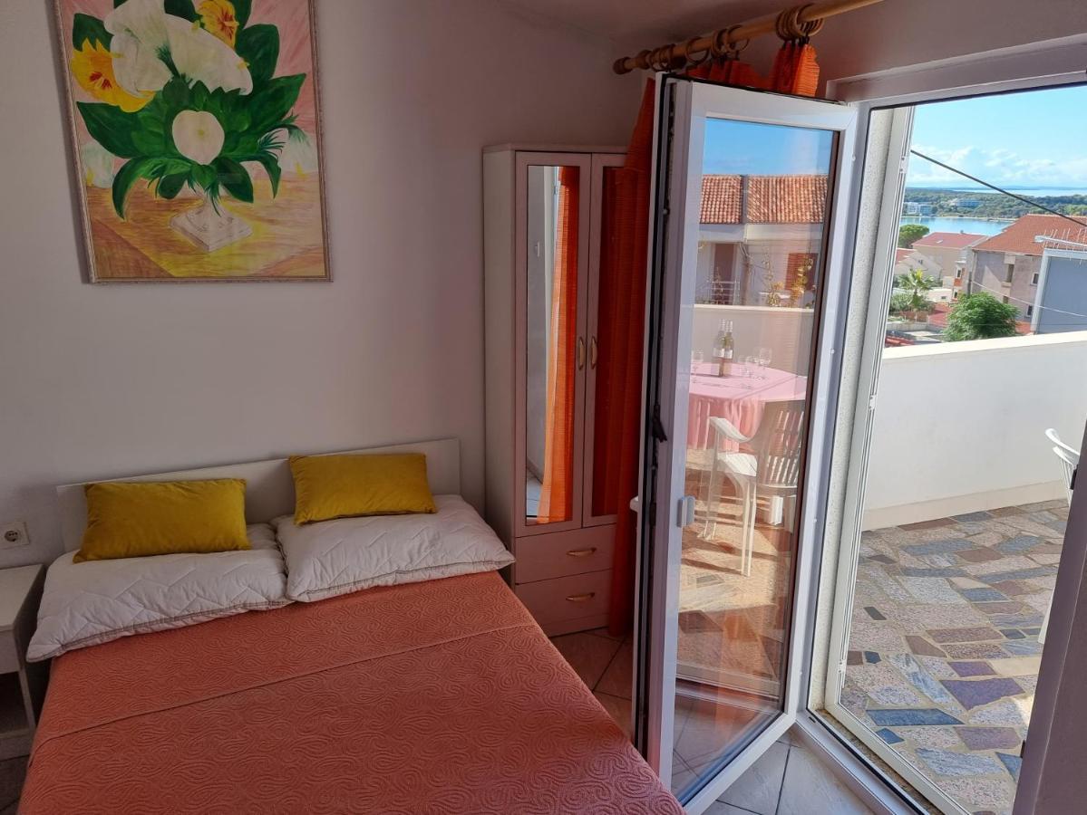 Apartments Ana Новаля Екстериор снимка