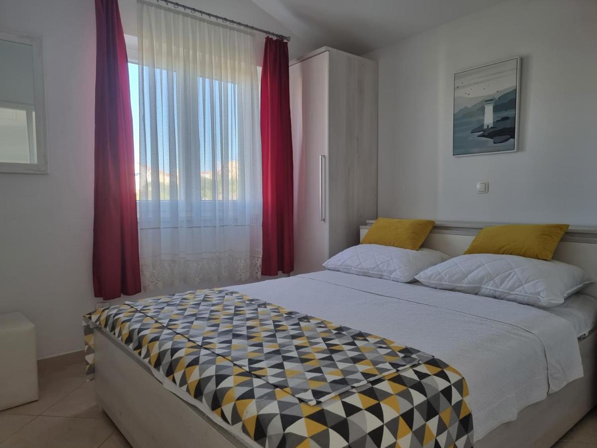Apartments Ana Новаля Екстериор снимка