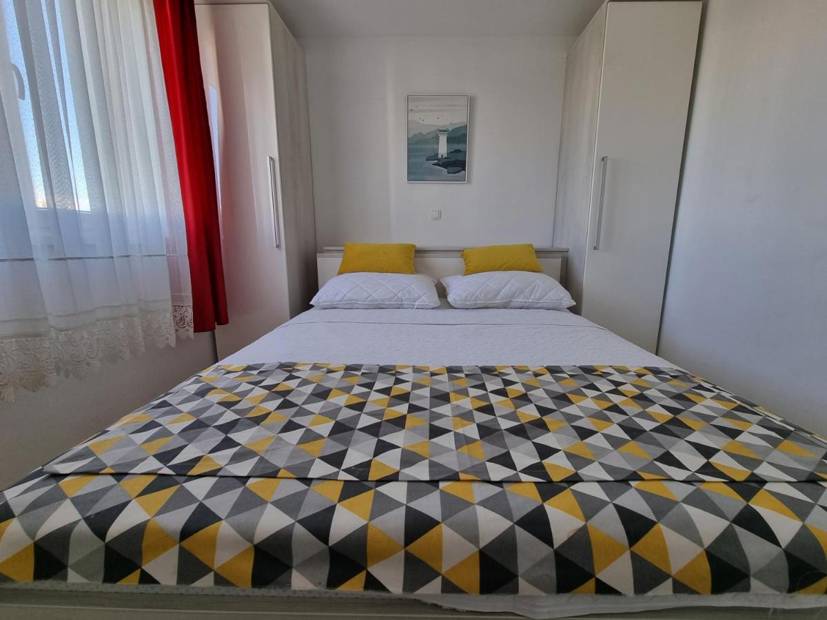 Apartments Ana Новаля Екстериор снимка
