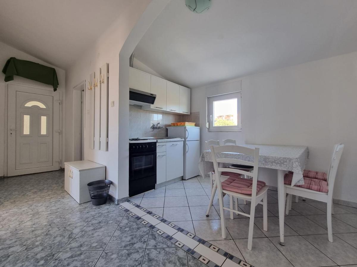 Apartments Ana Новаля Екстериор снимка