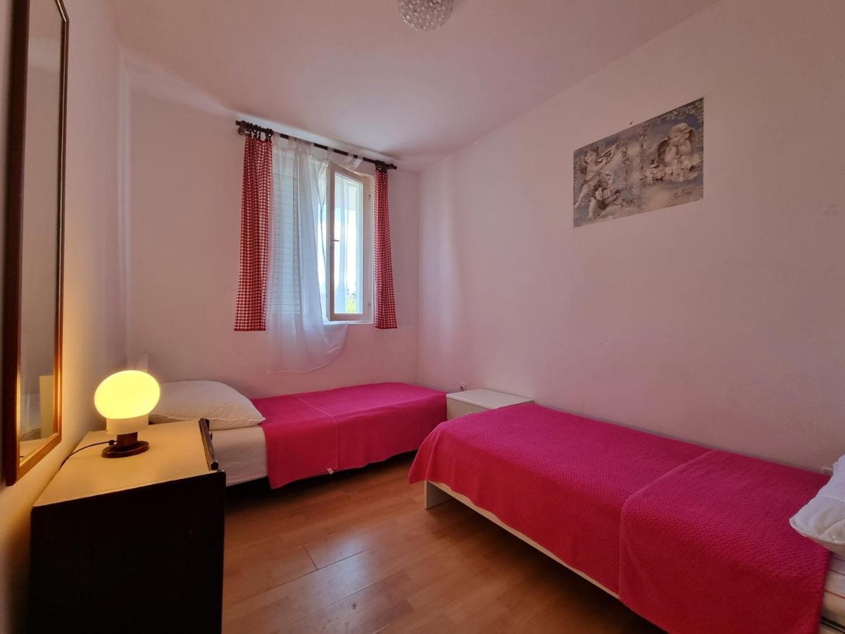 Apartments Ana Новаля Екстериор снимка