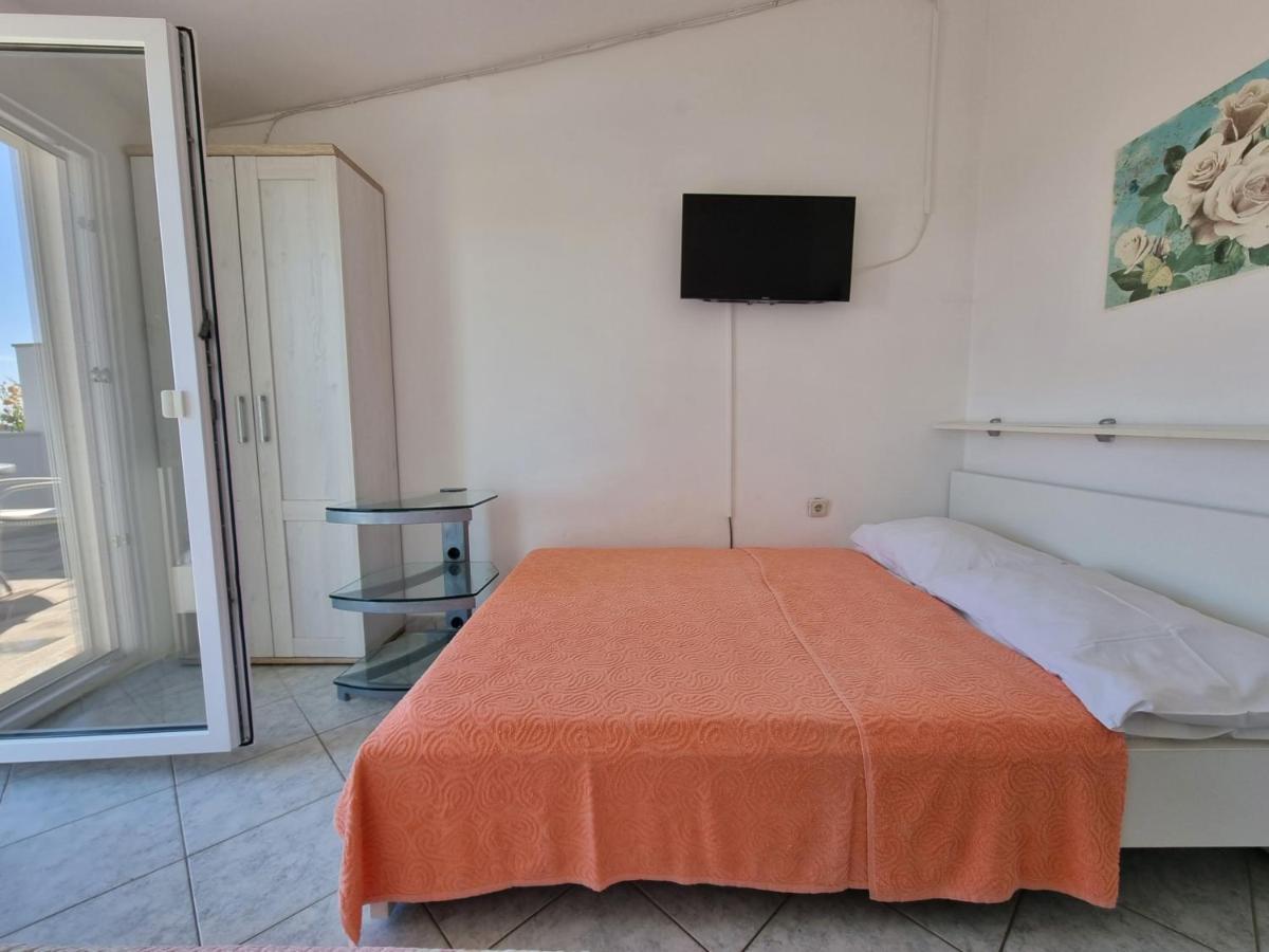 Apartments Ana Новаля Екстериор снимка